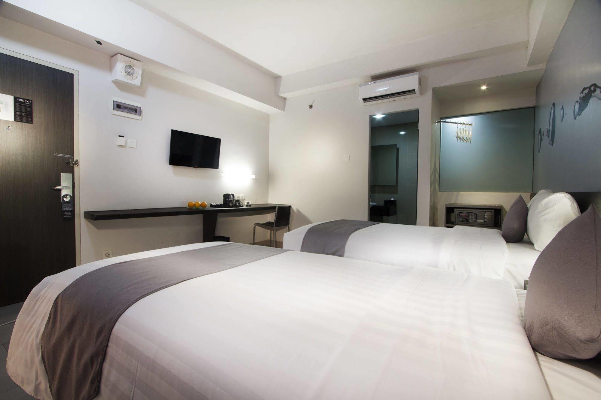 Neo Hotel Tendean Jakarta By Aston Exterior photo